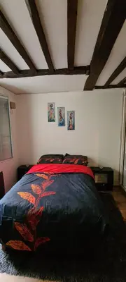 Un ou plusieurs lits dans un hébergement de l'établissement Cozy apt Heart of Paris, 3 mins Louvre