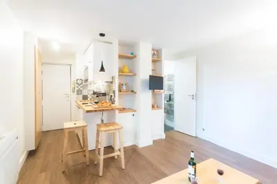 Cuisine ou kitchenette dans l'établissement GuestReady-Designer Studio for 2, close to Louvre!