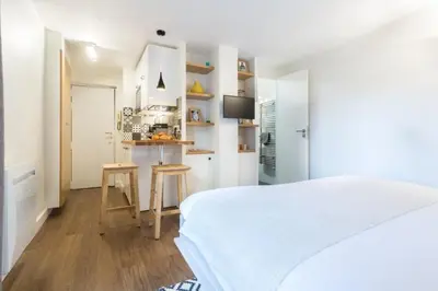 Cuisine ou kitchenette dans l'établissement GuestReady-Designer Studio for 2, close to Louvre!