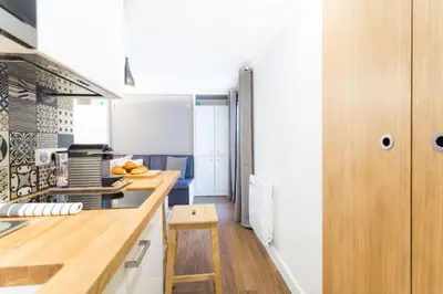 Cuisine ou kitchenette dans l'établissement GuestReady-Designer Studio for 2, close to Louvre!