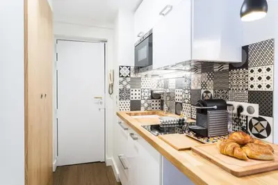 Cuisine ou kitchenette dans l'établissement GuestReady-Designer Studio for 2, close to Louvre!