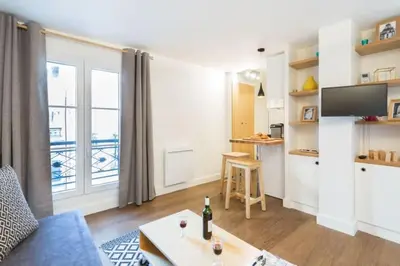 Cuisine ou kitchenette dans l'établissement GuestReady-Designer Studio for 2, close to Louvre!