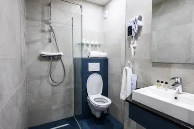 Salle de bains dans l'établissement Hôtel D'Alsace