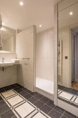Salle de bains dans l'établissement CADET Residence