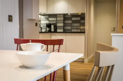 Cuisine ou kitchenette dans l'établissement CADET Residence