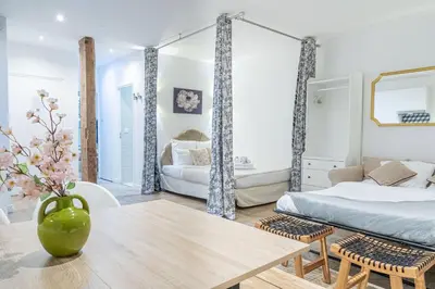 Un ou plusieurs lits dans un hébergement de l'établissement SophieStay - Appartement tendance avec 1 chambre à Montorgueil