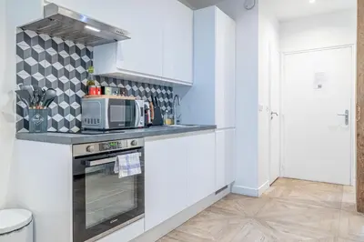 Cuisine ou kitchenette dans l'établissement SophieStay - Appartement tendance avec 1 chambre à Montorgueil