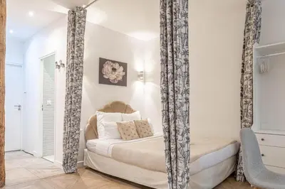 Un ou plusieurs lits dans un hébergement de l'établissement SophieStay - Appartement tendance avec 1 chambre à Montorgueil