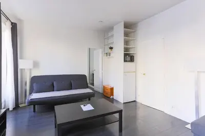 Coin salon dans l'établissement Champs de Mars Appartement