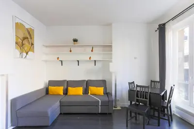 Coin salon dans l'établissement Champs de Mars Appartement