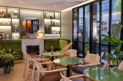 Coin salon dans l'établissement Hôtel La Canopée