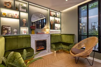 Coin salon dans l'établissement Hôtel La Canopée