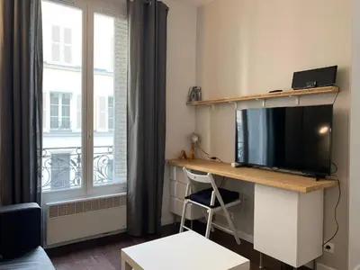 Télévision ou salle de divertissement dans l'établissement ParisConciergerie - 1BR apartment close to Bercy
