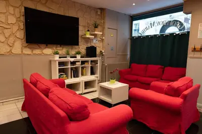 Télévision ou salle de divertissement dans l'établissement Hotel Geoffroy Marie Opéra