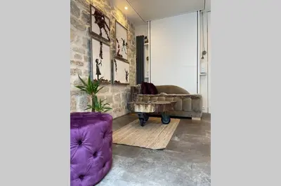Coin salon dans l'établissement Tiny Gallery Paris Gare Montparnasse