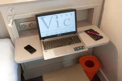 Télévision ou salle de divertissement dans l'établissement Hôtel Vic Eiffel
