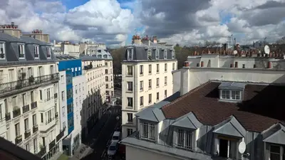 Vue générale sur Paris ou vue de la ville depuis l'appartement