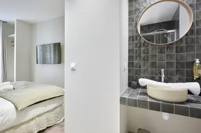 Un ou plusieurs lits dans un hébergement de l'établissement Residence Le Marais Beaubourg by Studio prestige
