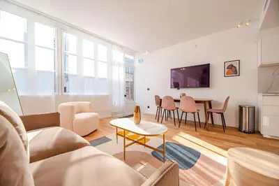 Télévision ou salle de divertissement dans l'établissement MBM - LOFT MARAIS