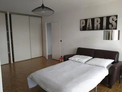 Un ou plusieurs lits dans un hébergement de l'établissement 4 min walk to Metro, 60m², renovated, La Défense