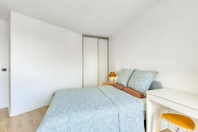 Un ou plusieurs lits dans un hébergement de l'établissement 4 min walk to Metro, 60m², renovated, La Défense