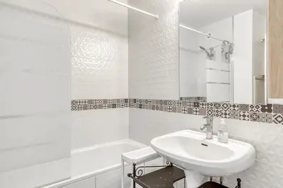 Salle de bains dans l'établissement 4 min walk to Metro, 60m², renovated, La Défense