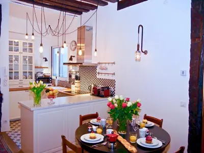 Cuisine ou kitchenette dans l'établissement FULLY RENOVATED very quiet charming 2bed/2bath flat in the Marais sleeps up to 4