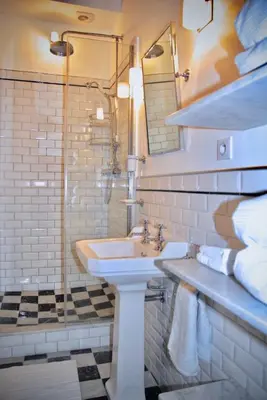 Salle de bains dans l'établissement FULLY RENOVATED very quiet charming 2bed/2bath flat in the Marais sleeps up to 4