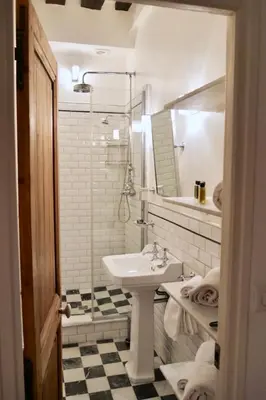 Salle de bains dans l'établissement FULLY RENOVATED very quiet charming 2bed/2bath flat in the Marais sleeps up to 4