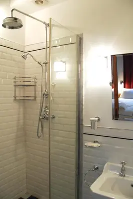 Salle de bains dans l'établissement FULLY RENOVATED very quiet charming 2bed/2bath flat in the Marais sleeps up to 4