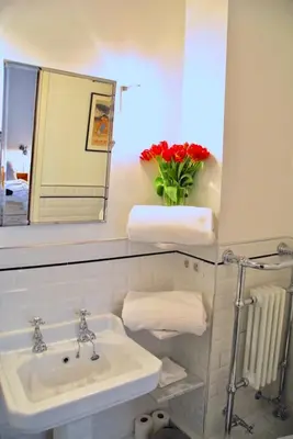 Salle de bains dans l'établissement FULLY RENOVATED very quiet charming 2bed/2bath flat in the Marais sleeps up to 4