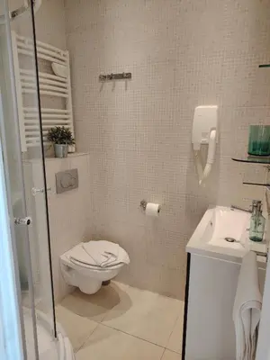 Salle de bains dans l'établissement Le Village Montmartre