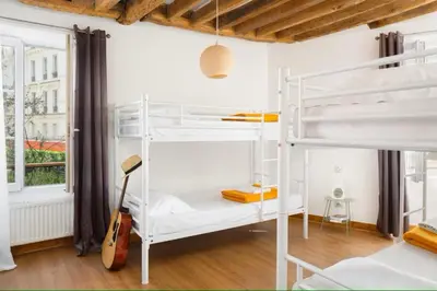 Un ou plusieurs lits dans un hébergement de l'établissement Le Village Montmartre