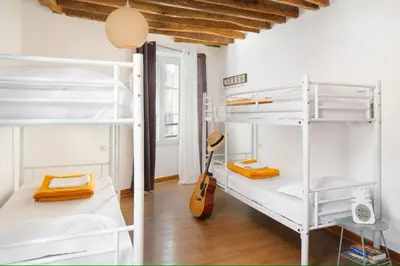 Un ou plusieurs lits dans un hébergement de l'établissement Le Village Montmartre