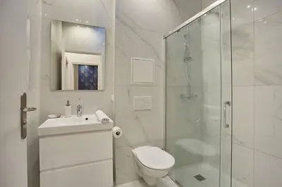 Salle de bains dans l'établissement New Apartment 2 bedrooms center of Paris by Studio prestige