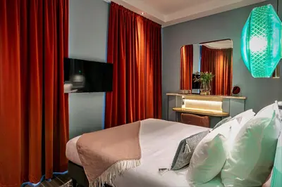Télévision ou salle de divertissement dans l'établissement Hôtel Veryste & Spa Paris