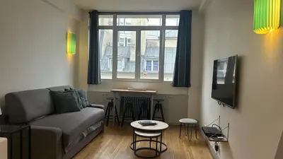Coin salon dans l'établissement Bel appartement avec Mezzanine pour 4 Personnes au Centre de Paris