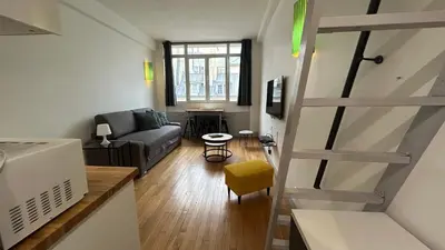 Coin salon dans l'établissement Bel appartement avec Mezzanine pour 4 Personnes au Centre de Paris