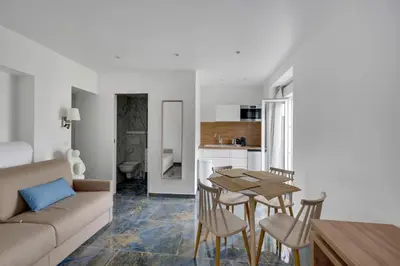 Cuisine ou kitchenette dans l'établissement Le Bellevue