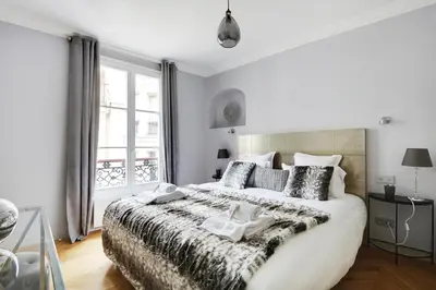 Un ou plusieurs lits dans un hébergement de l'établissement Pick A Flat's Apartments in Opéra Saint Lazarre - Rue de l'Isly