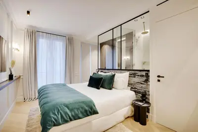 Un ou plusieurs lits dans un hébergement de l'établissement TheLander - Champs Elysées Serviced Apartments