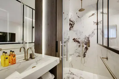 Salle de bains dans l'établissement TheLander - Champs Elysées Serviced Apartments