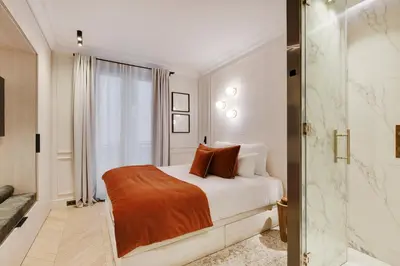 Un ou plusieurs lits dans un hébergement de l'établissement TheLander - Champs Elysées Serviced Apartments