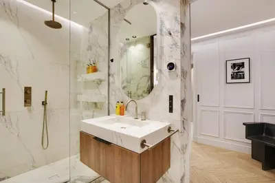 Salle de bains dans l'établissement TheLander - Champs Elysées Serviced Apartments