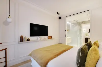 Télévision ou salle de divertissement dans l'établissement TheLander - Champs Elysées Serviced Apartments