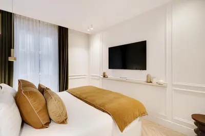 Télévision ou salle de divertissement dans l'établissement TheLander - Champs Elysées Serviced Apartments