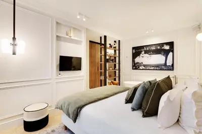 Télévision ou salle de divertissement dans l'établissement TheLander - Champs Elysées Serviced Apartments