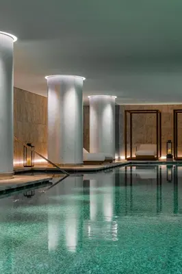 Piscine de l'établissement Bvlgari Hotel Paris ou située à proximité