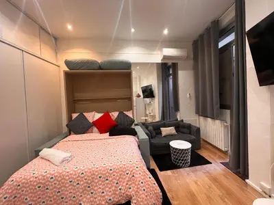 Un ou plusieurs lits dans un hébergement de l'établissement Chic Studio at Arc de Triomphe and Champs Elysees