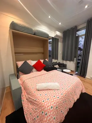 Un ou plusieurs lits dans un hébergement de l'établissement Chic Studio at Arc de Triomphe and Champs Elysees